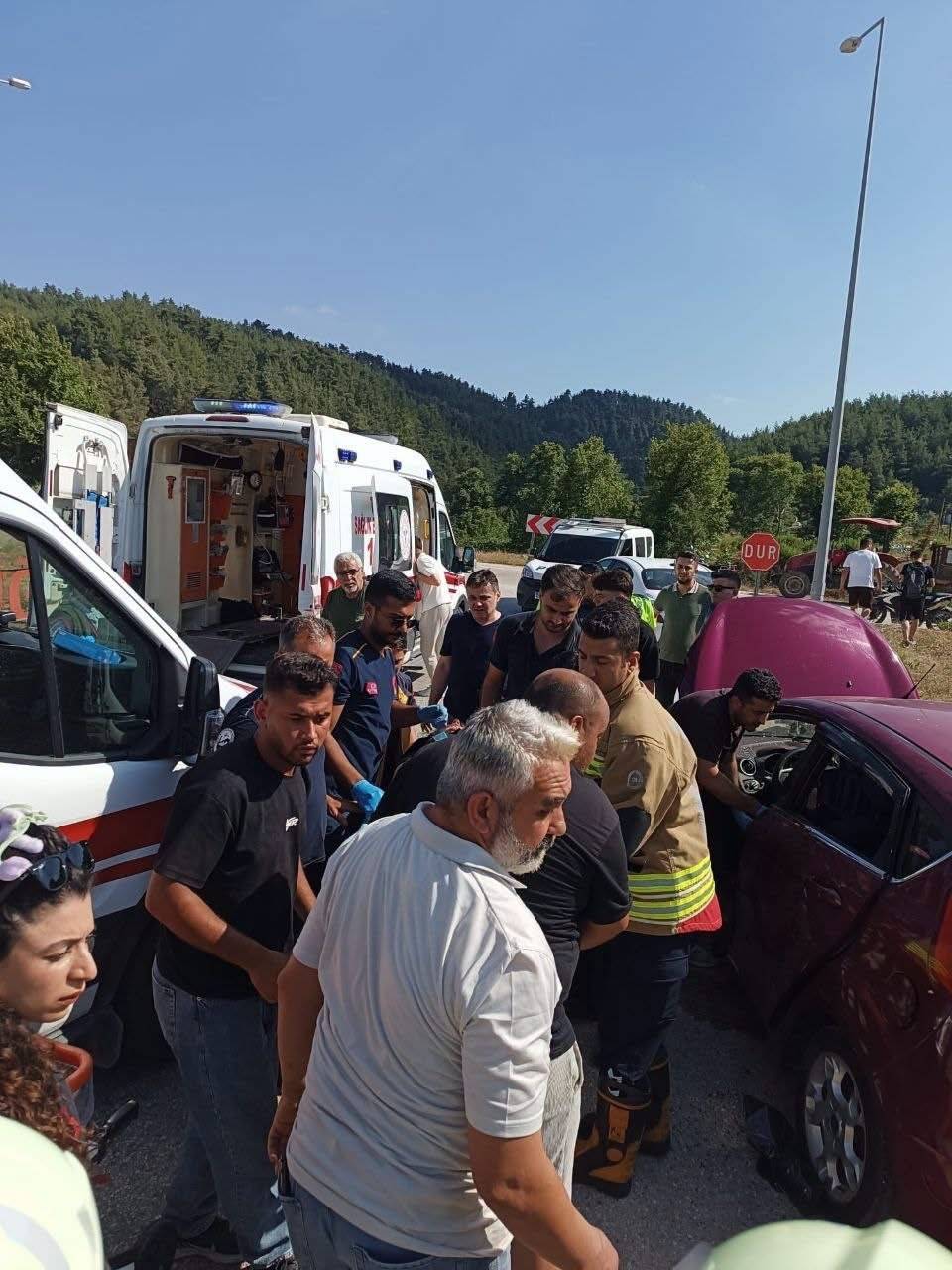 2 otomobil çarpıştı: Çok sayıda yaralı var!