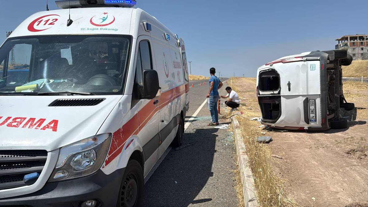 Engellileri taşıyan minibüsün otomobil ile çarpıştı:19 yaralı!