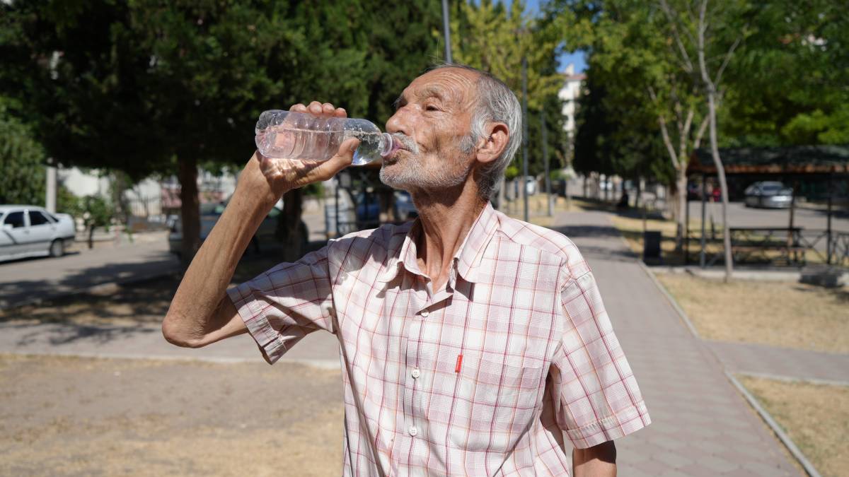 34 yıldır su içemeyen yaşlı adam 10 gündür yemek de yiyemiyor!