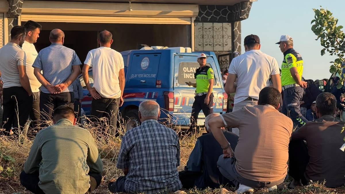 Otomobil kalabalığa daldı: Ölü ve yaralılar var!