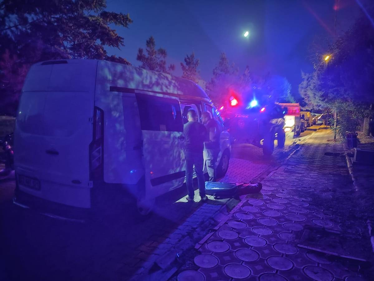 Mezarlıkta silahlı saldırı: Çok sayıda ölü var!