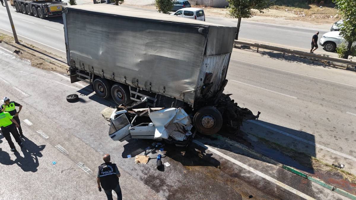 Bursa’da freni boşalan kamyon 2 araca çarptı; 3 yaralı