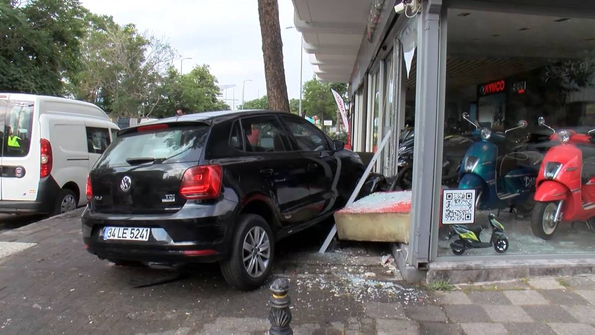 Sürücüsünün direksiyon hakimiyetini kaybettiği otomobil dükkana girdi!