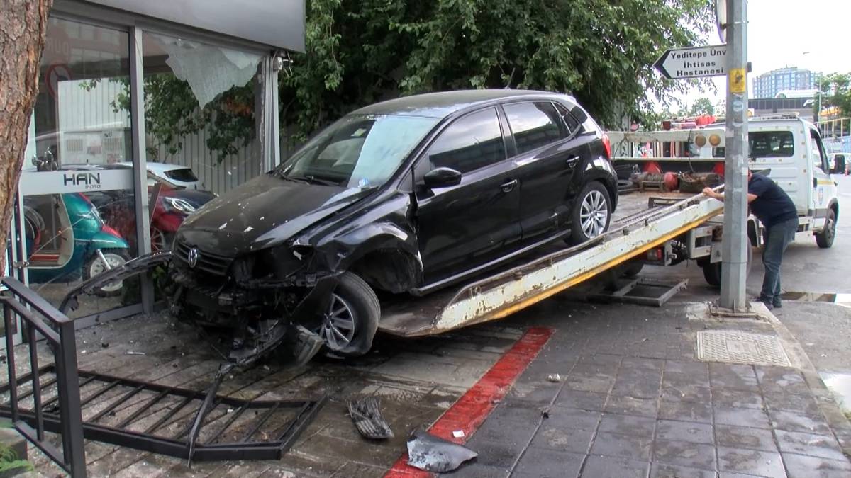 Sürücüsünün direksiyon hakimiyetini kaybettiği otomobil dükkana girdi!