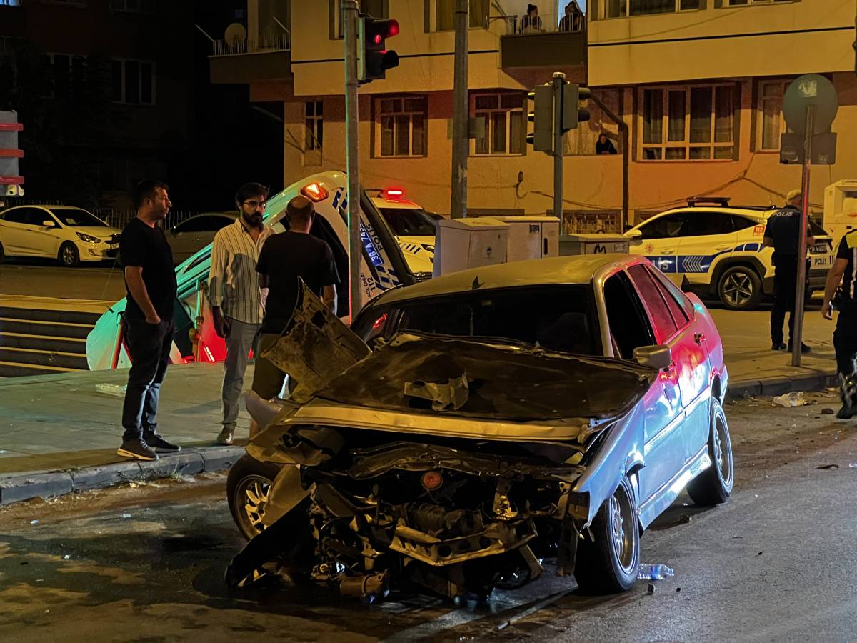 otomobil ile çarpışan polis aracı devrildi: 3 yaralı!