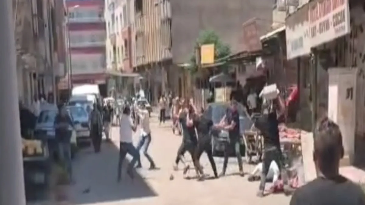 Urfa'da iki grup arasında taşlı sopalı kavga!