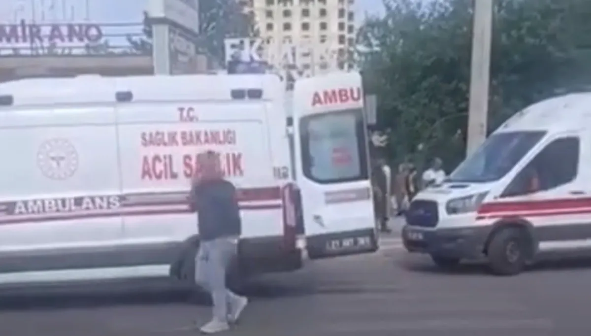 İki otomobil çarpıştığı trafik kazasında: Yaralılar  var!