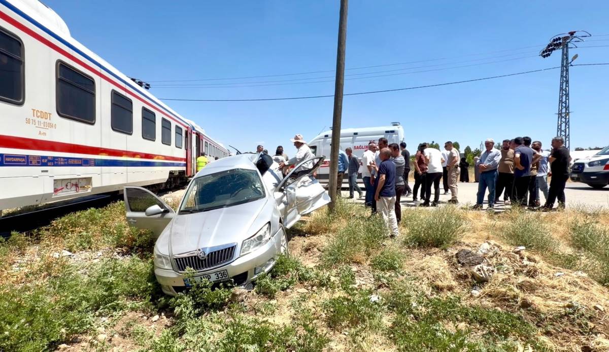 Tren otomobile çarptı: 3 yaralı!