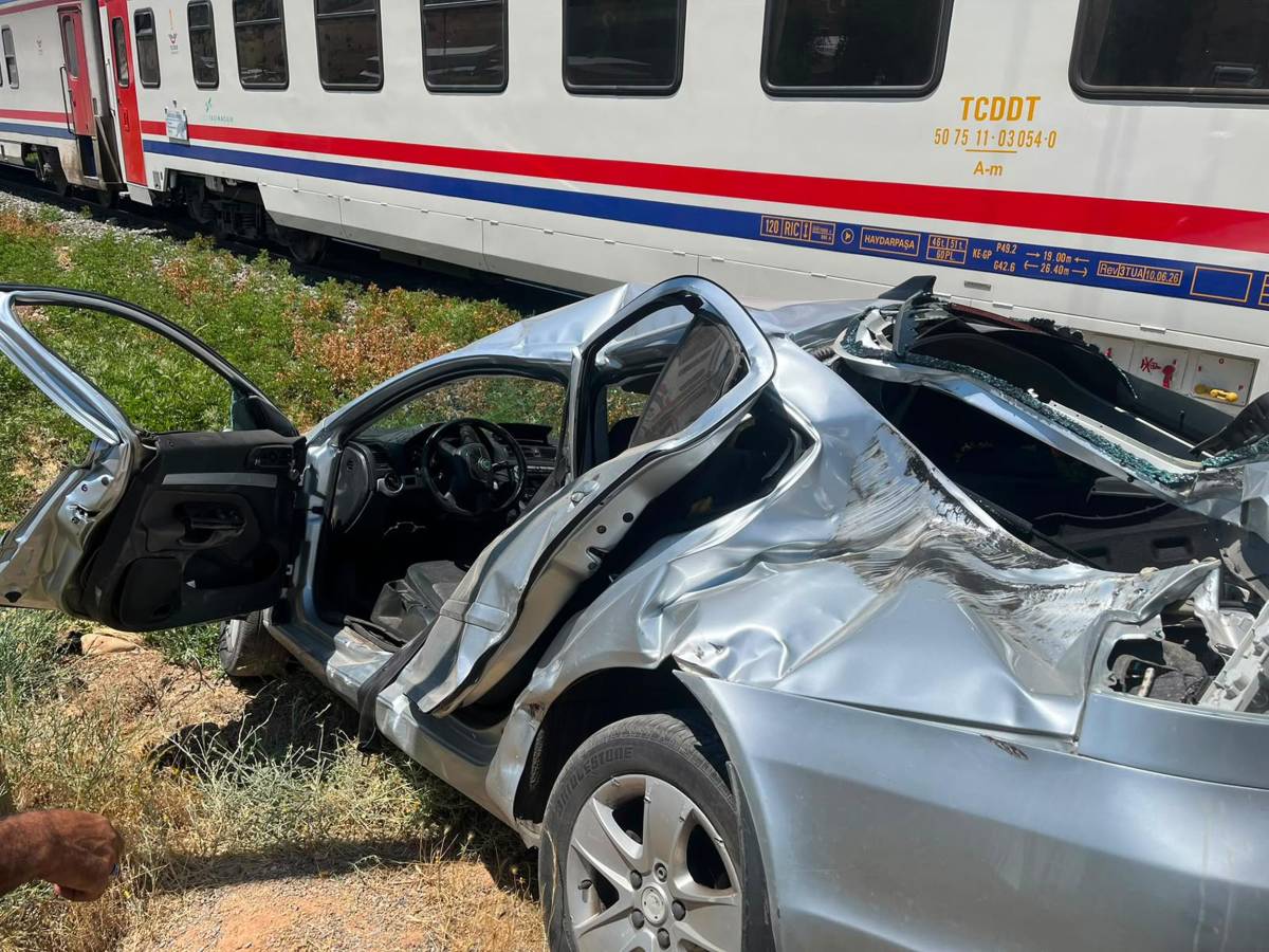 Tren otomobile çarptı: 3 yaralı!