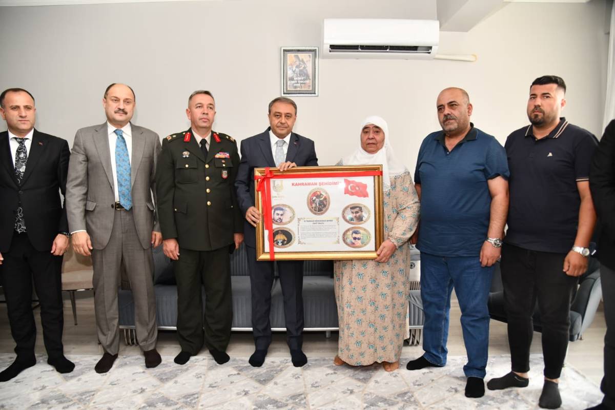 Urfa'da vatandaşlar meydanlara sığmadı!
