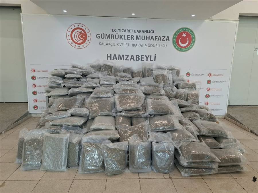 Sınırda şüphe üzerine durduruldu!  Yüzlerce kilo esrar ele geçirildi!