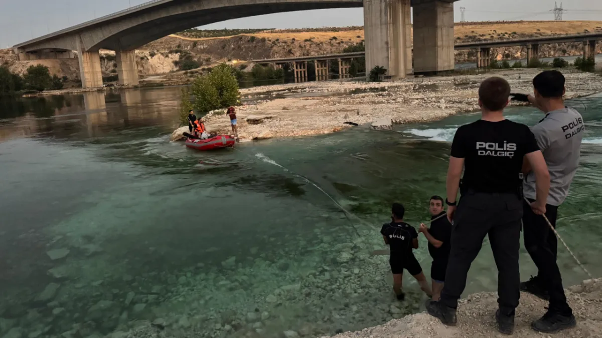 Fırat Nehri'nde 10 kişi mahsur kaldı!
