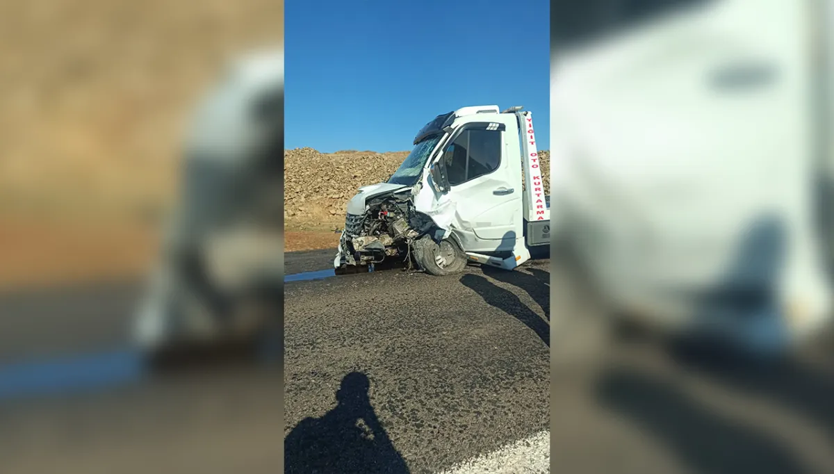 Urfa'da otomobil ile çekici çarpıştı: Yaralılar var!