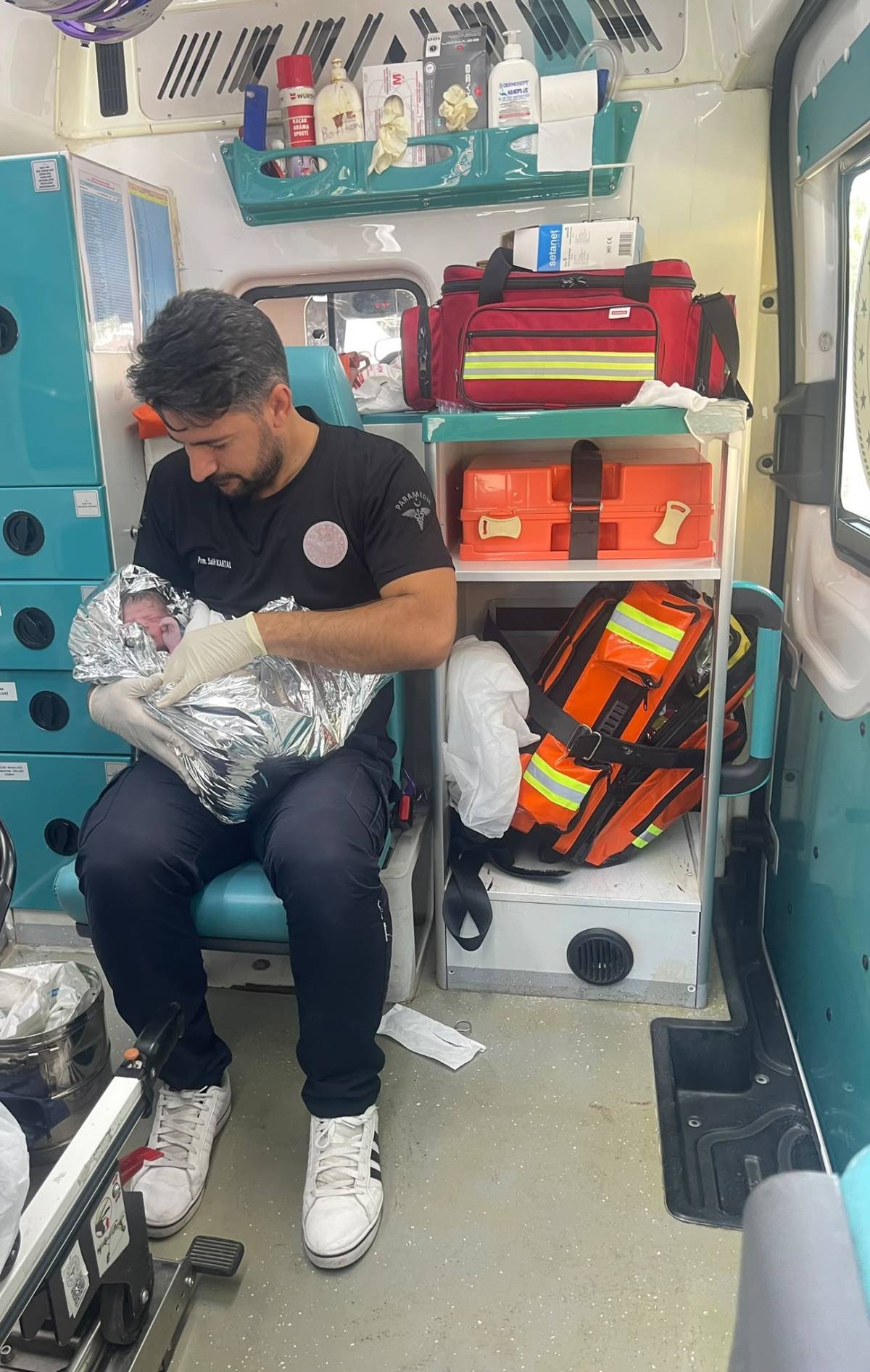 Şanlıurfa’da 112 ekiplerinden araç içerisinde başarılı doğum müdahalesi
