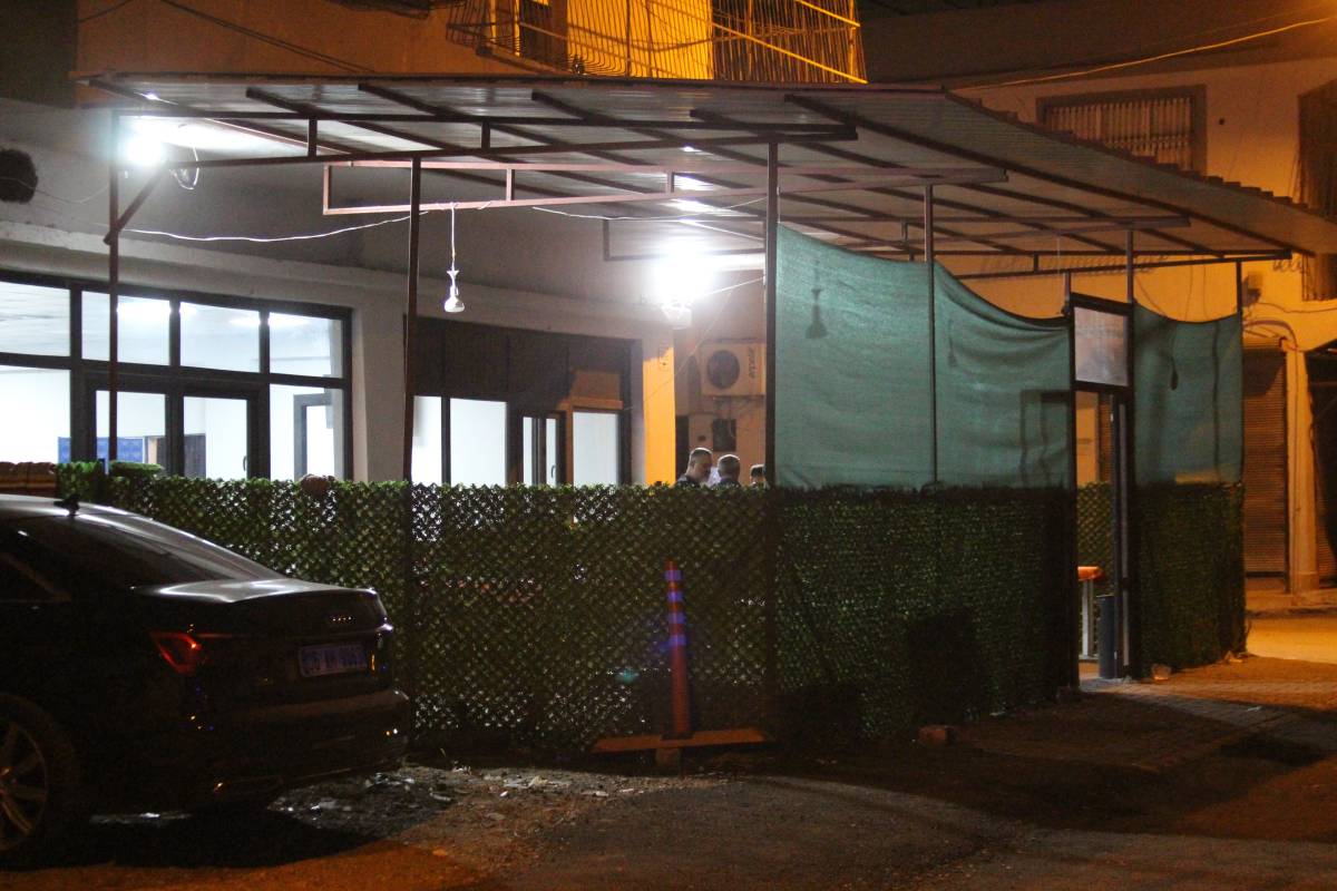 Kapüşonlu şüpheli kahvehaneye girip ateş açtı: Yaralılar var!