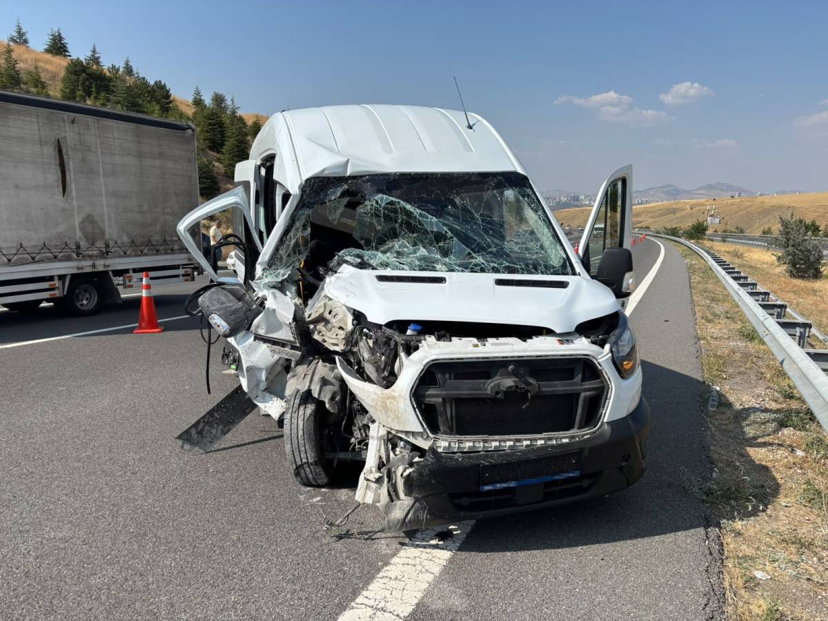 Servis aracı TIR'a arkadan çarptı: Çok sayıda yaralı var!