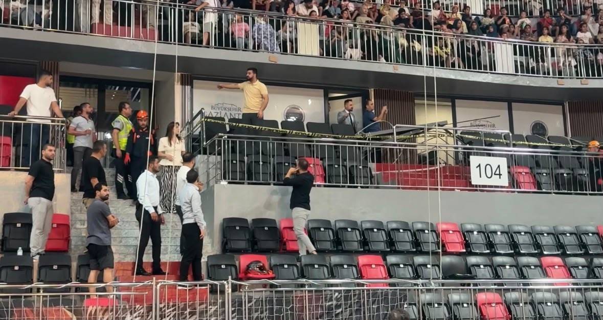 Tribünde ahşap dekor çöktü: Yaralılar var!