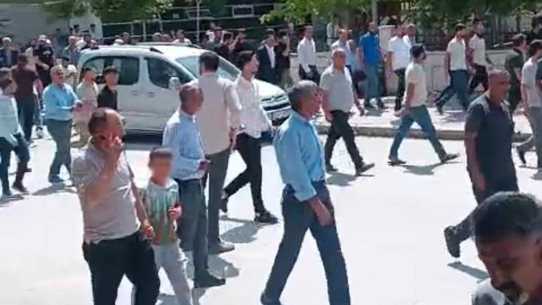 İki aile arasında taşlı sopalı kavga!