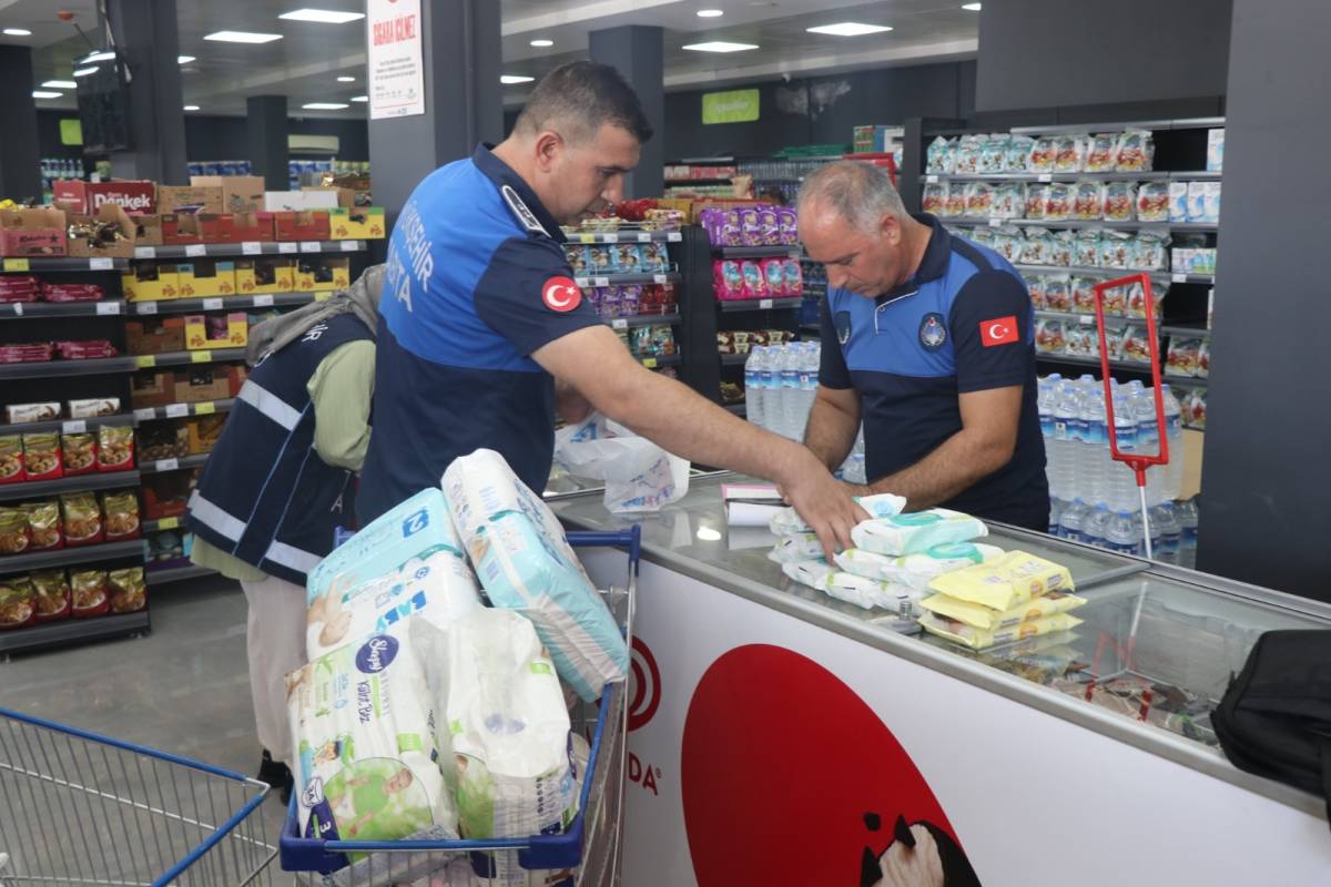 Urfa'daki marketler denetlendi! Tarihi geçmiş yüzlerce ürüne el konuldu!