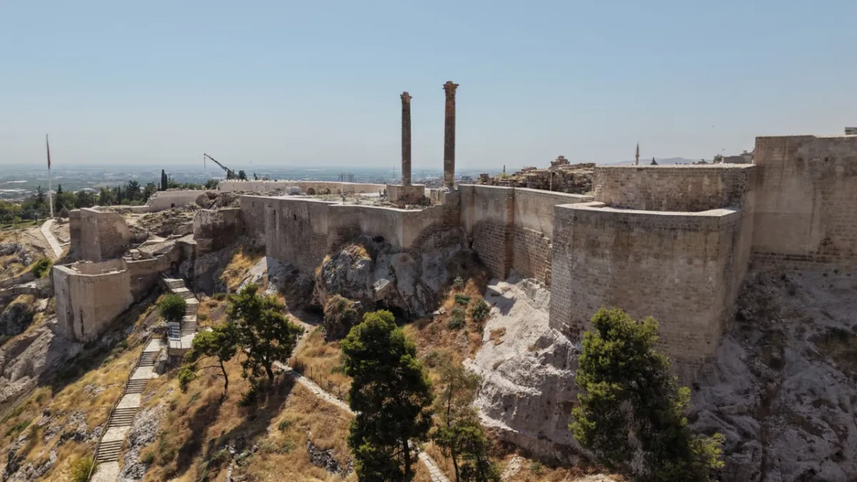 Vali Şıldak, Şanlıurfa Kalesi’ndeki çalışmalarını inceledi!