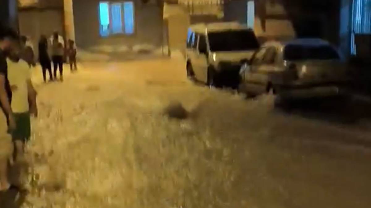 Şanlıurfa’da su borusu patladı! Mahalle su altında kaldı!