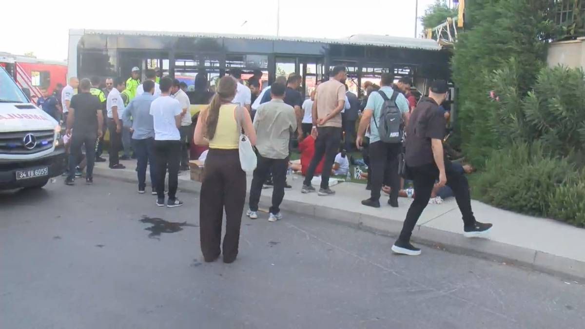 İETT otobüsü sitenin bahçe duvarına çarptı: Ölü ve yaralı var!