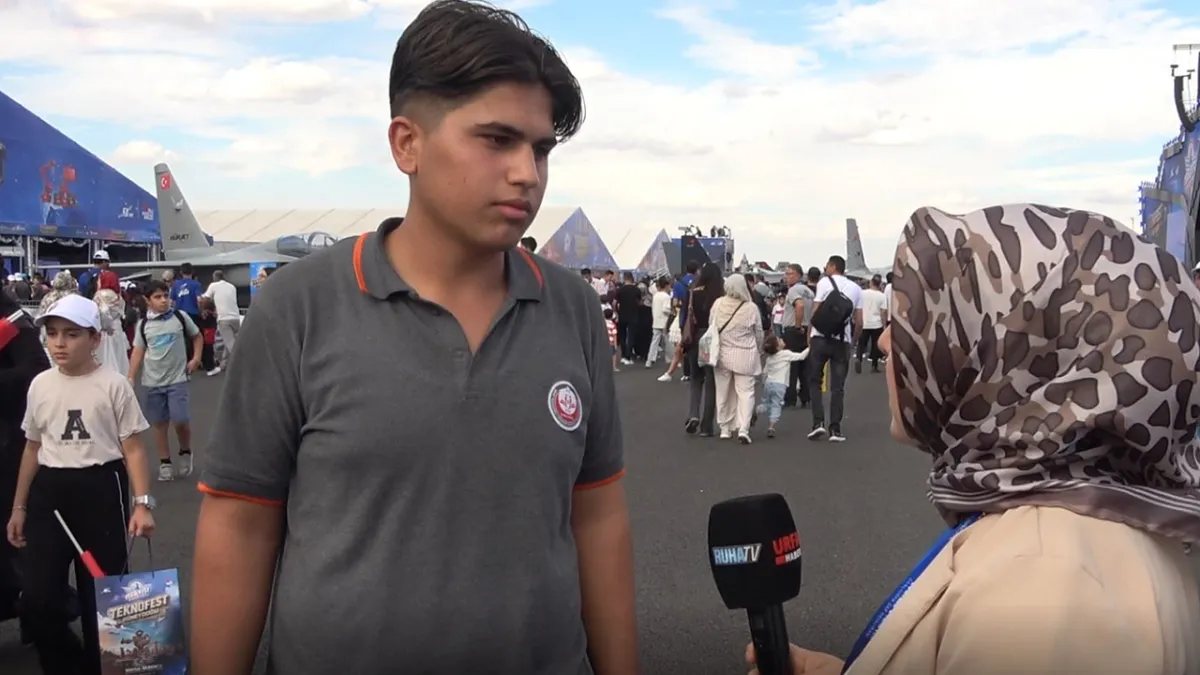 Türk Yıldızları’nın gösterisi TEKNOFEST heyecanını gökyüzüne taşıdı!