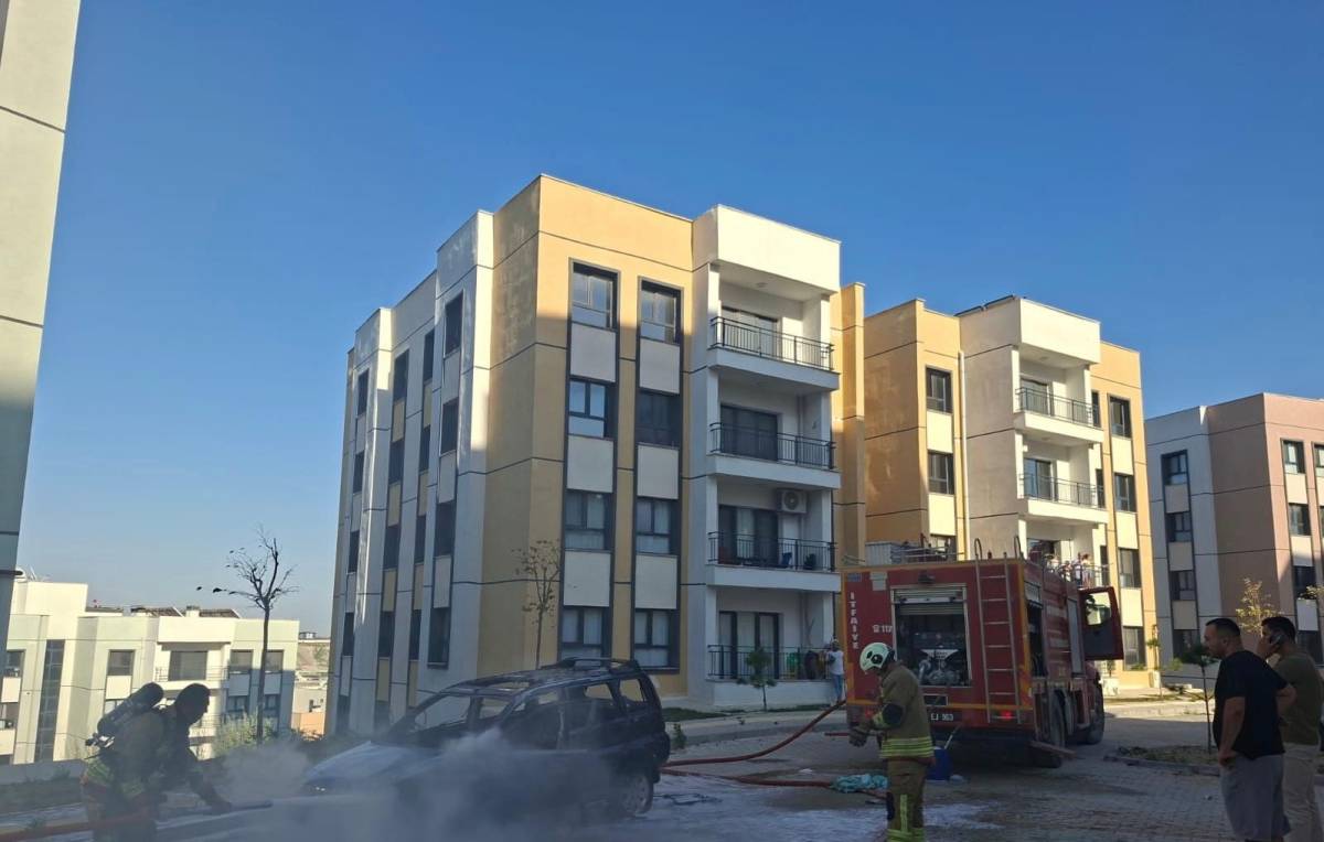 Park halindeki otomobil alev aldı!