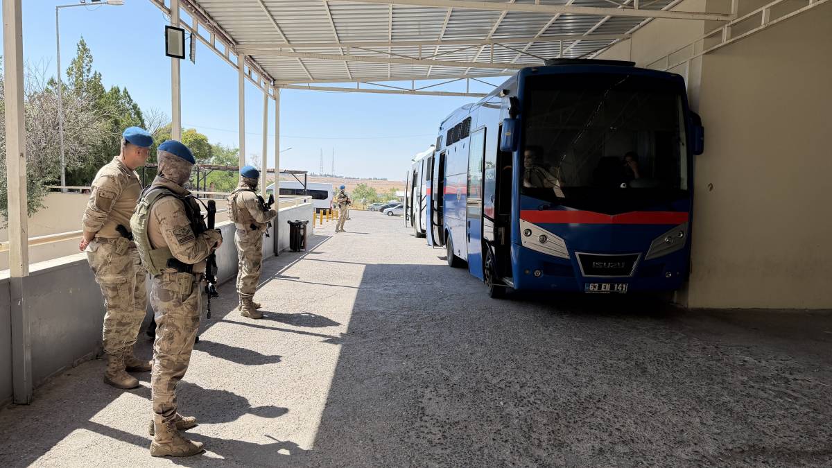 Urfa'daki cezaevi'nde yangın: Çok sayıda mahkum dumandan etkilendi!