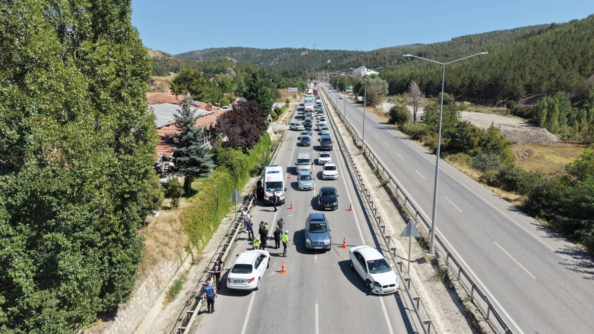 3 araçlı zincirleme kaza: Çok sayıda yaralı var!