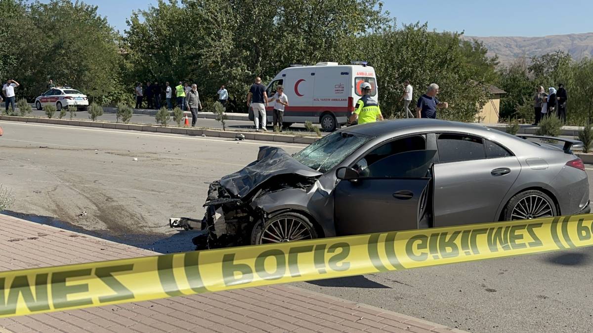 Feci kaza: Otomobil ikiye bölündü ölü ve yaralılar var!