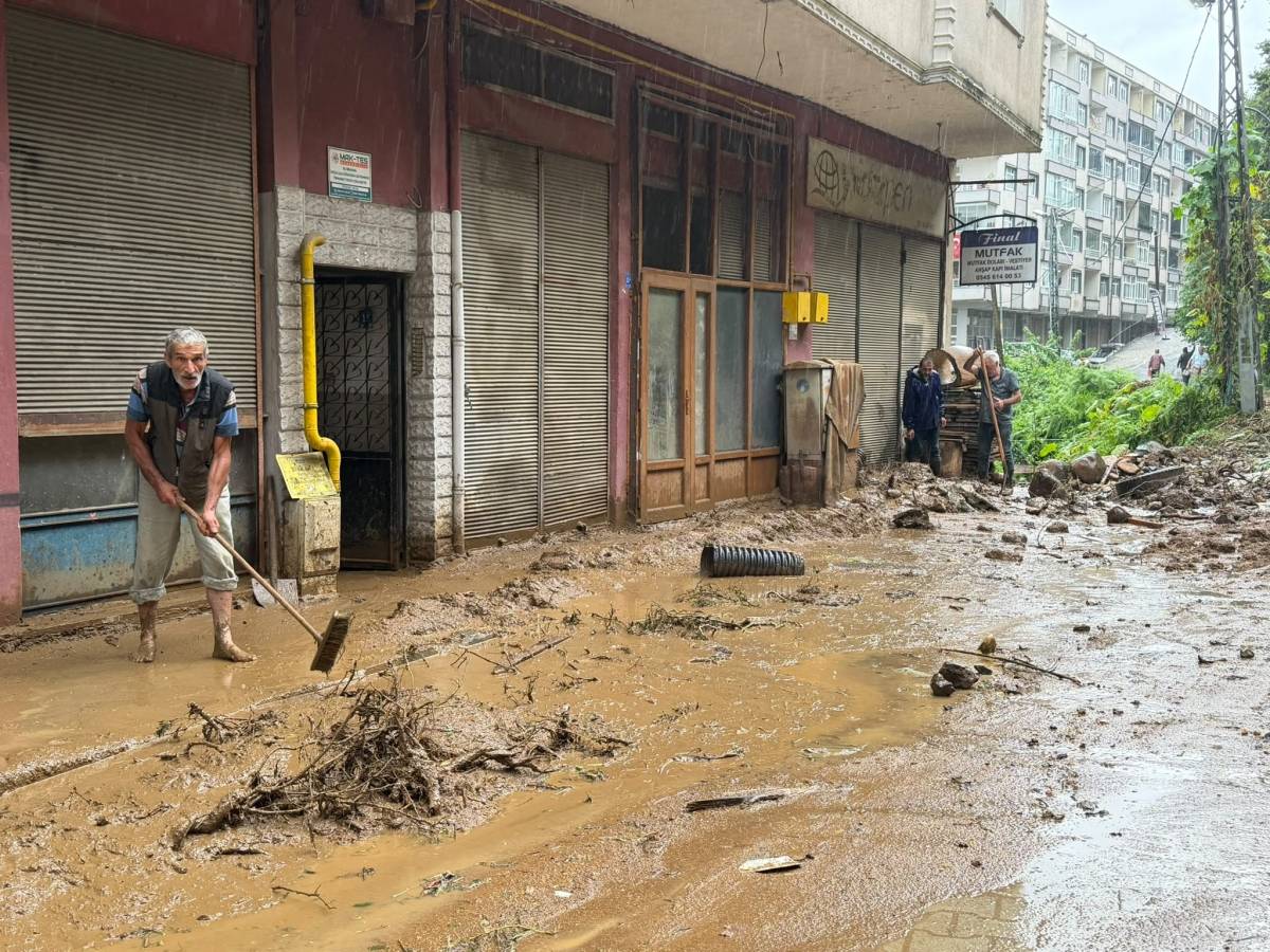 Sağanak hayatı felç etti: Araçlar sular altında kaldı!