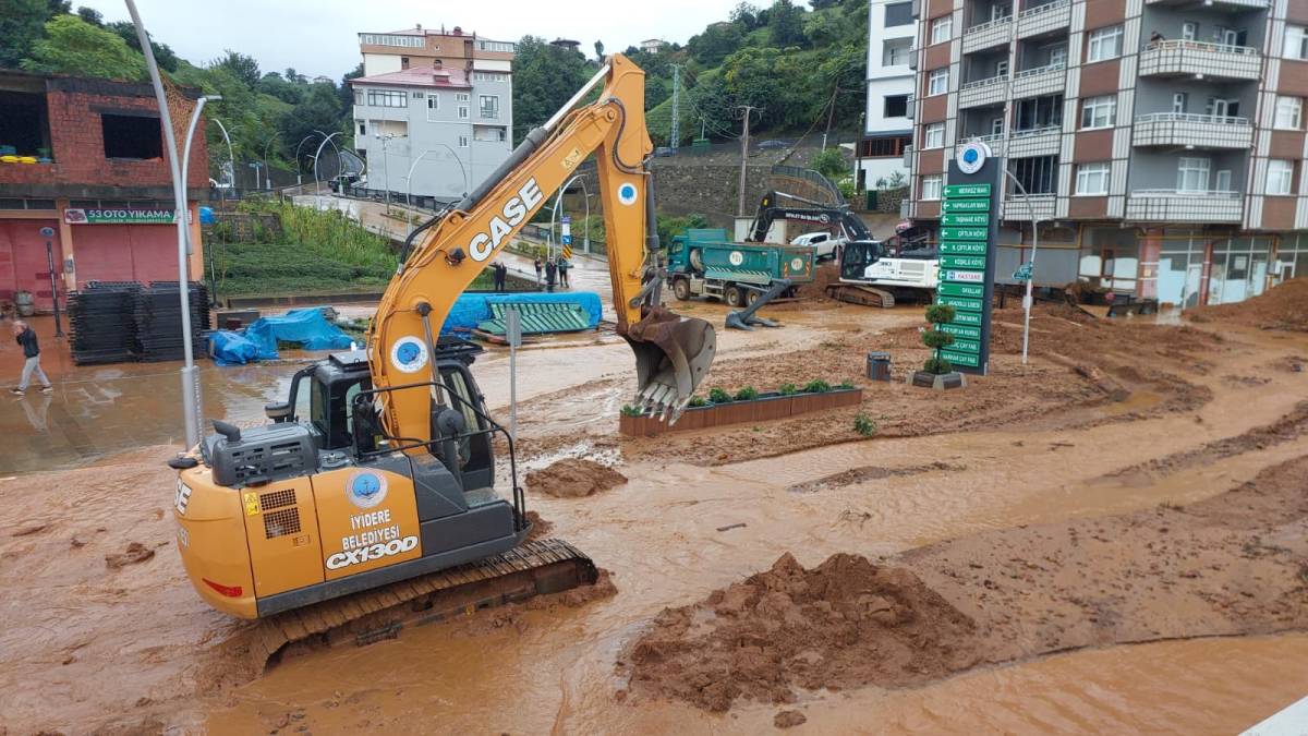 Sağanak hayatı felç etti: Araçlar sular altında kaldı!