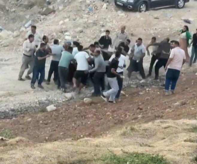 Araç kalabalığın arasına daldı!