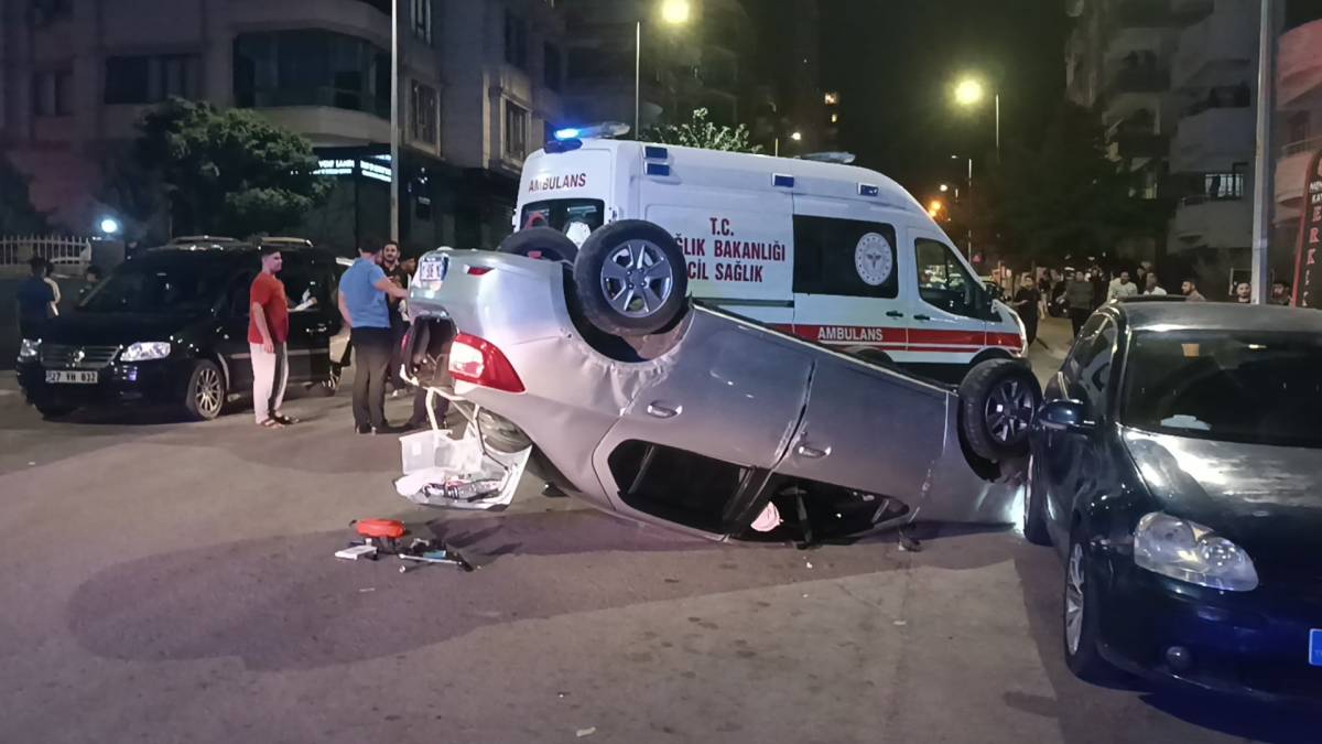 Urfa’da otomobiller çarpıştı: Polis memuru yaralandı!