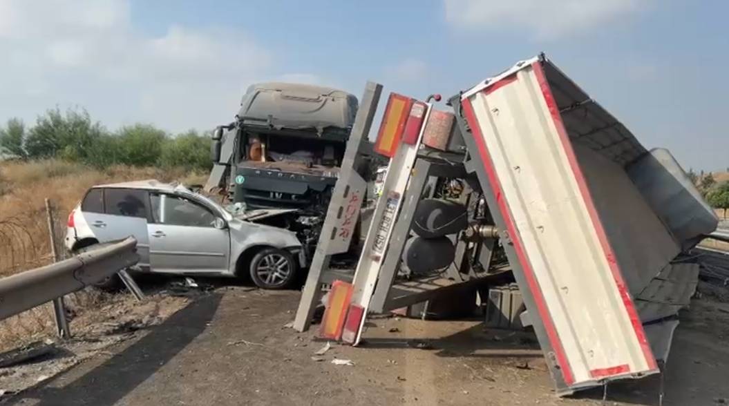 Otoyolda TIR karşı yöne geçti; 1 ölü; 2 yaralı