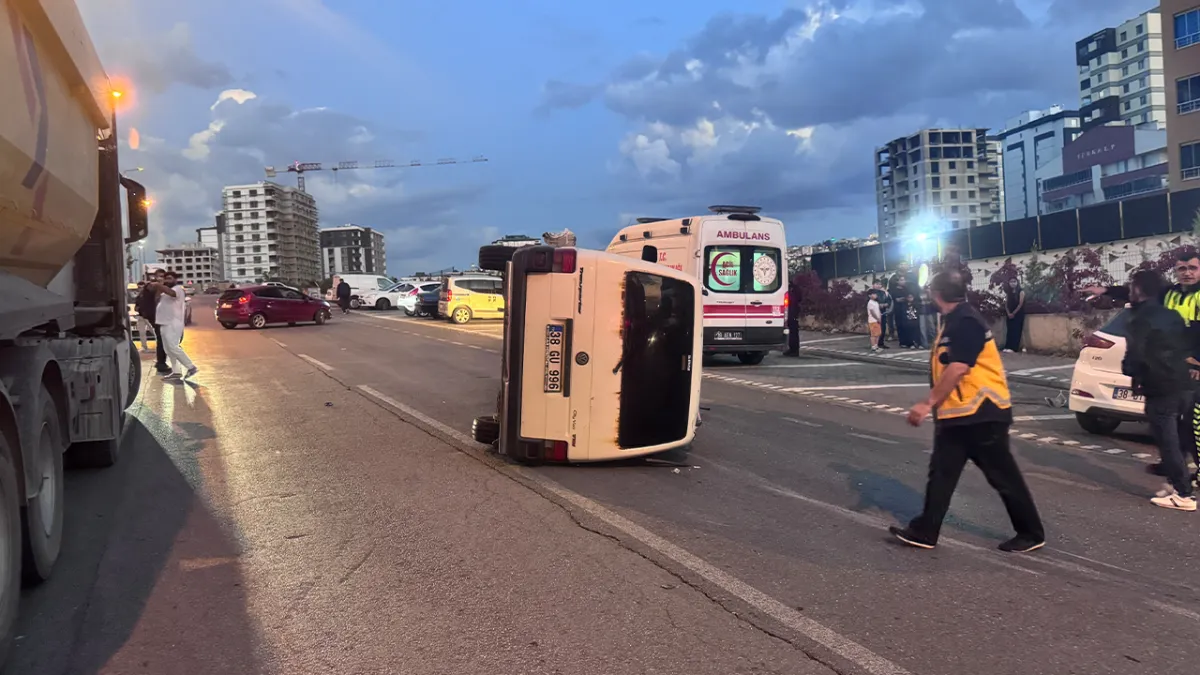 Kaza yapan minibüs park halindeki otomobile çarptı!