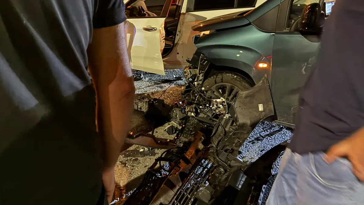 Urfa’da hafif ticari araç otomobile çarptı: Yaralılar var!