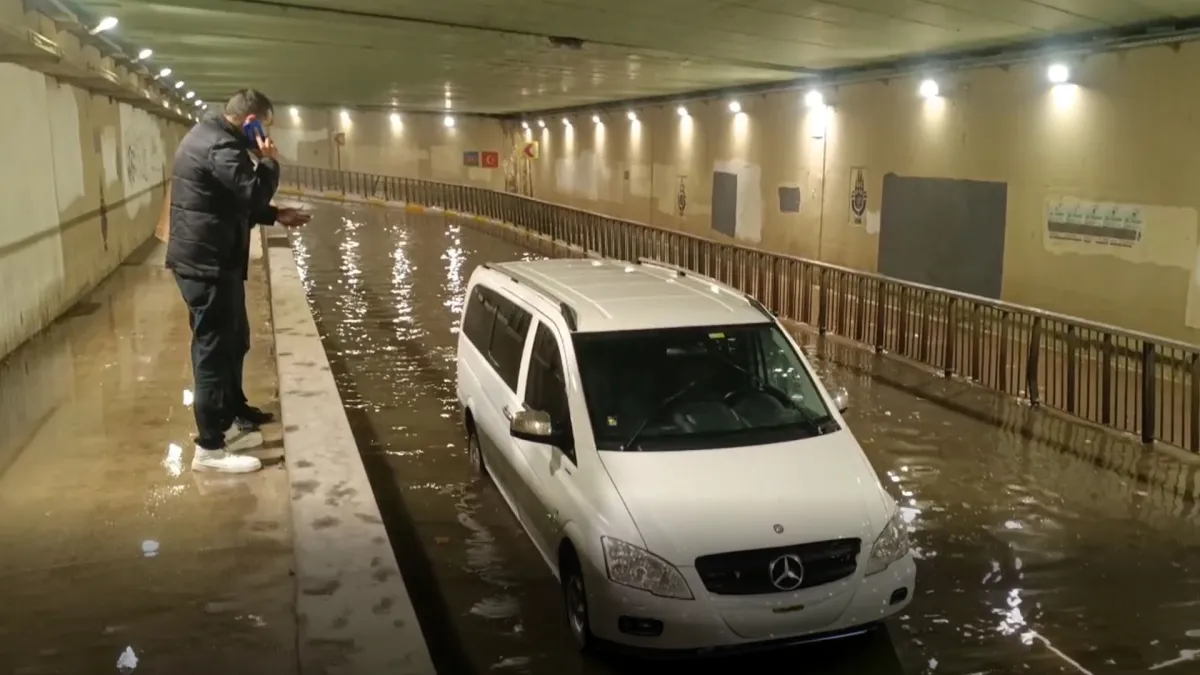 Sağanak yağış sonrası minibüs alt geçitte mahsur kaldı!