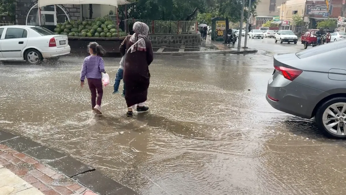 Urfa'da vatandaşlar yağmura hazırlıksız yakalandı!