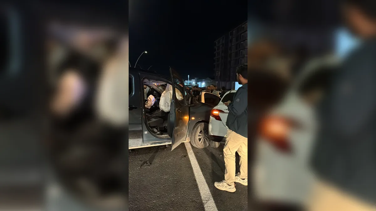 Urfa’da hafif ticari araç otomobile çarptı: Yaralılar var!