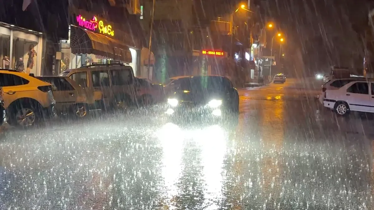 Urfa'da sağanak yağış sele neden oldu: Evleri su bastı!