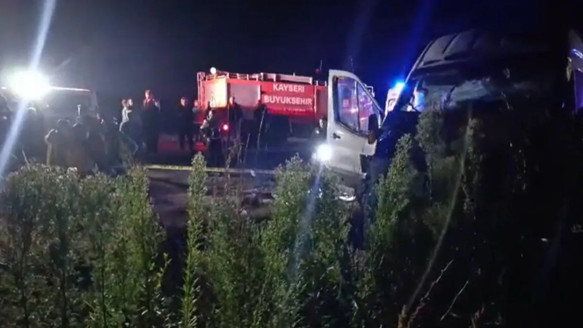 İki işçi servisi ile iş makinası çarpıştı: Ölü ve yaralılar var!
