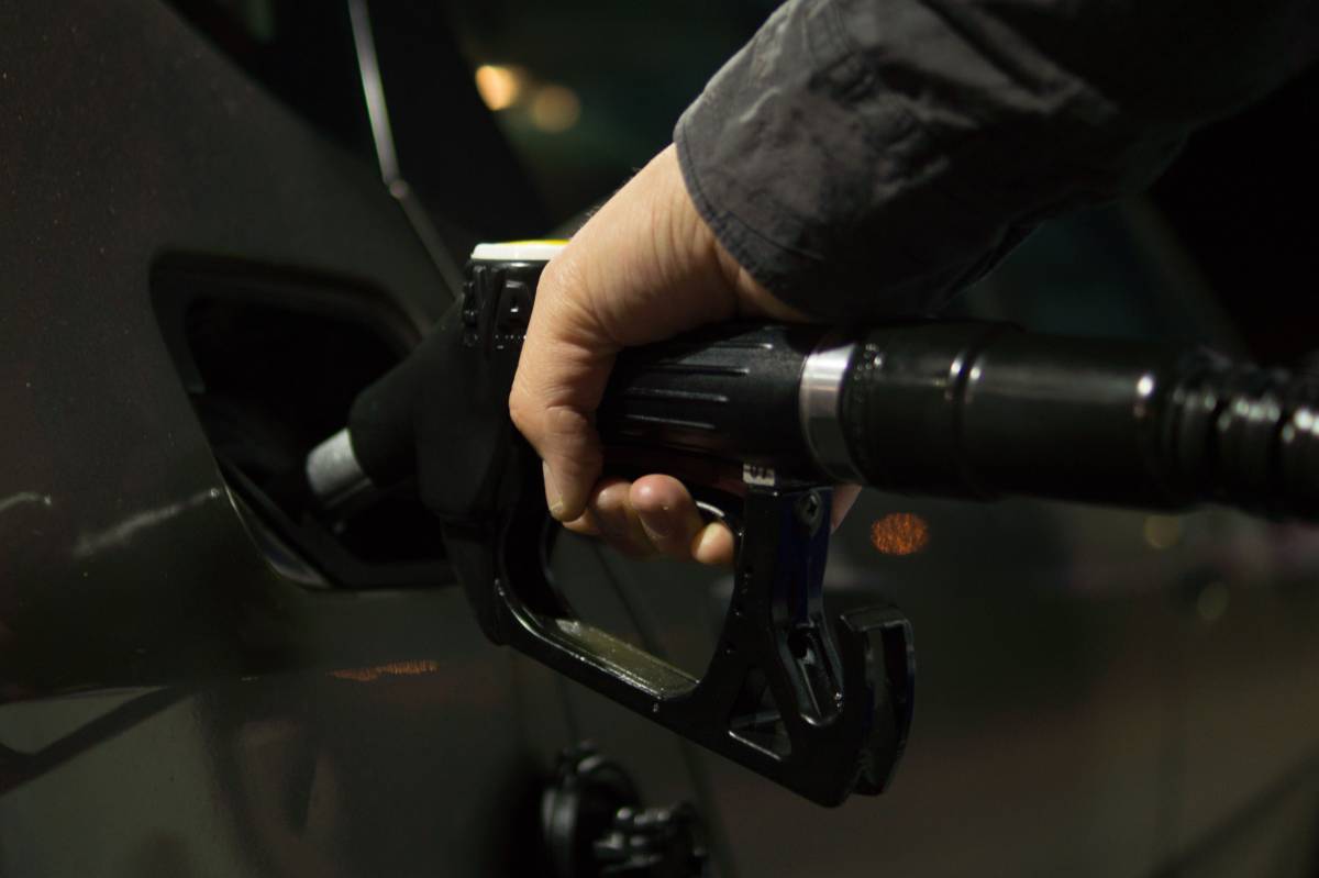 Akaryakıtta ters köşe: Benzin düştü, motorin yükseldi!
