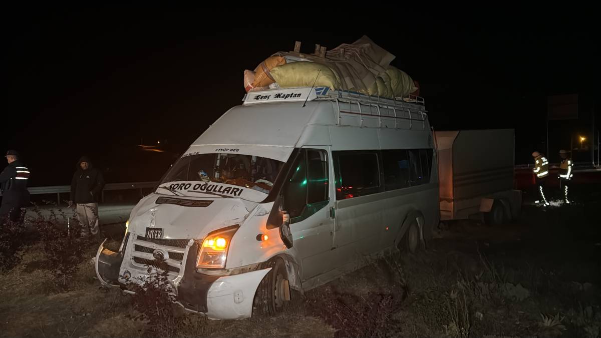 Mevsimlik işçileri taşıyan minibüsle otomobil çarpıştı