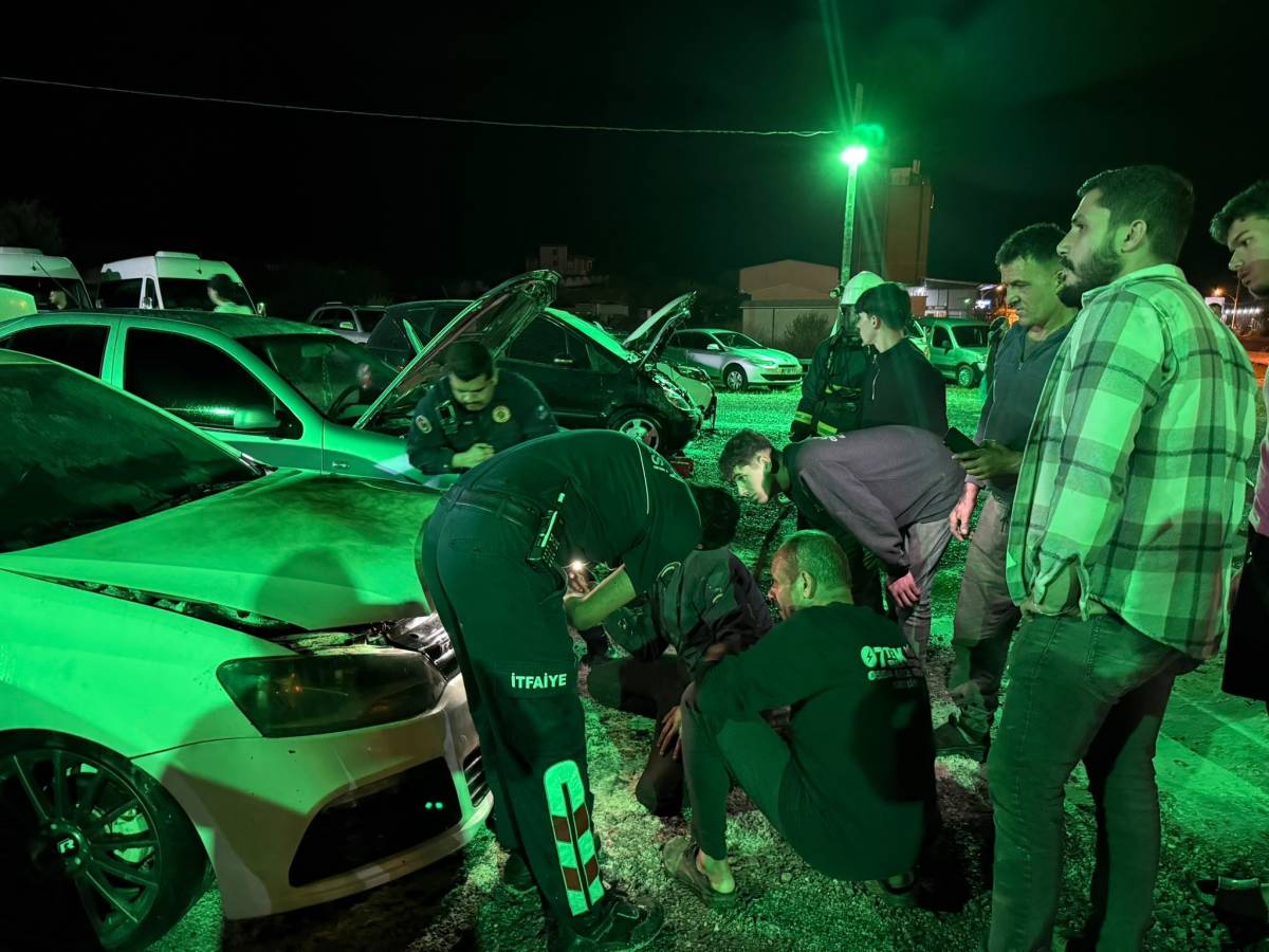 Elinde benzin bidonuyla çok sayıda aracı ateşe verdi!