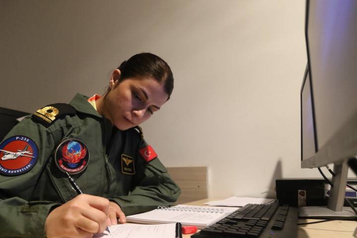Gökyüzünde bir ilk: Türk Deniz Kuvvetleri’nin ilk kadın uçak pilotu