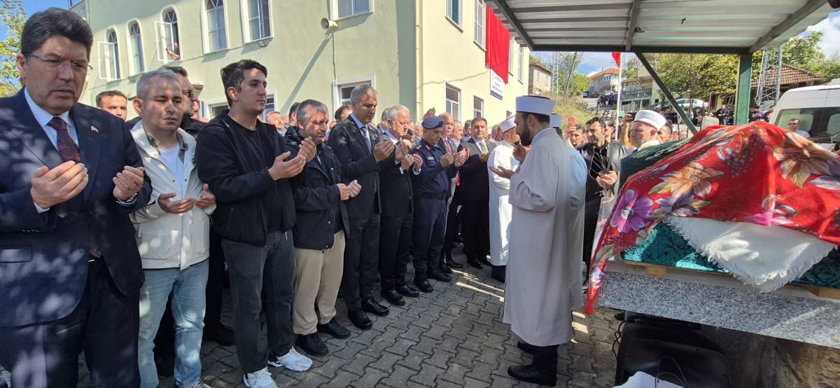 Okulda bıçaklı saldırıda hayatını kaybeden Eslem Sare, Bartın'da toprağa verildi