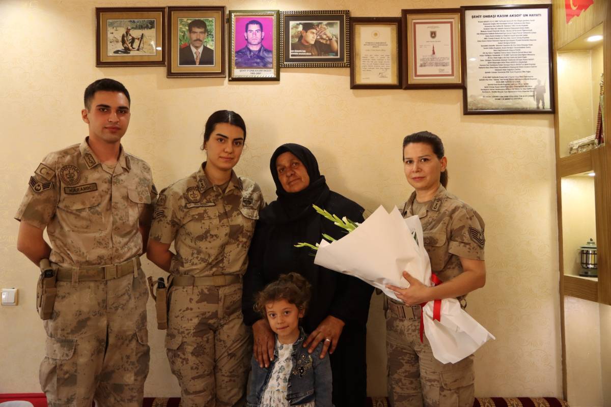 Şanlıuırfa'daki şehitin ailesi  yıl dönümünde unutulmadı!