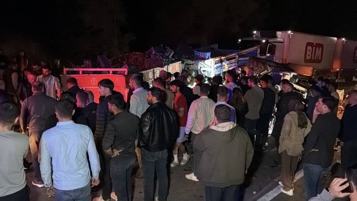 Kamyonet traktöre arkadan çarptı: 1 ölü, 1 yaralı